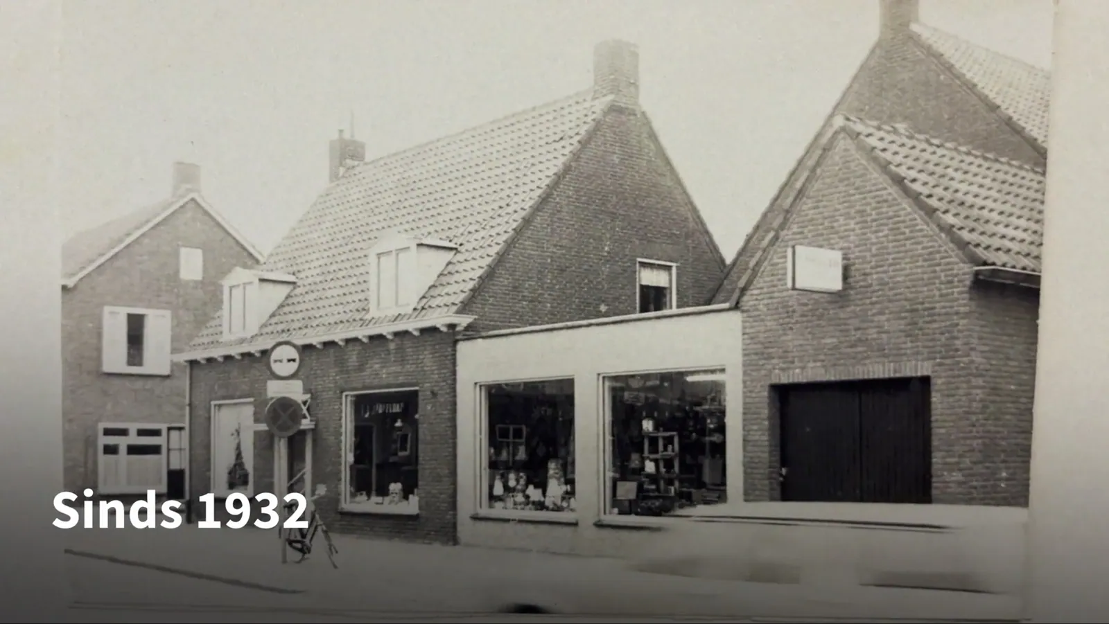 Zwart-witfoto van het eerste Hoeflake-pand, met de tekst “Sinds 1932”
