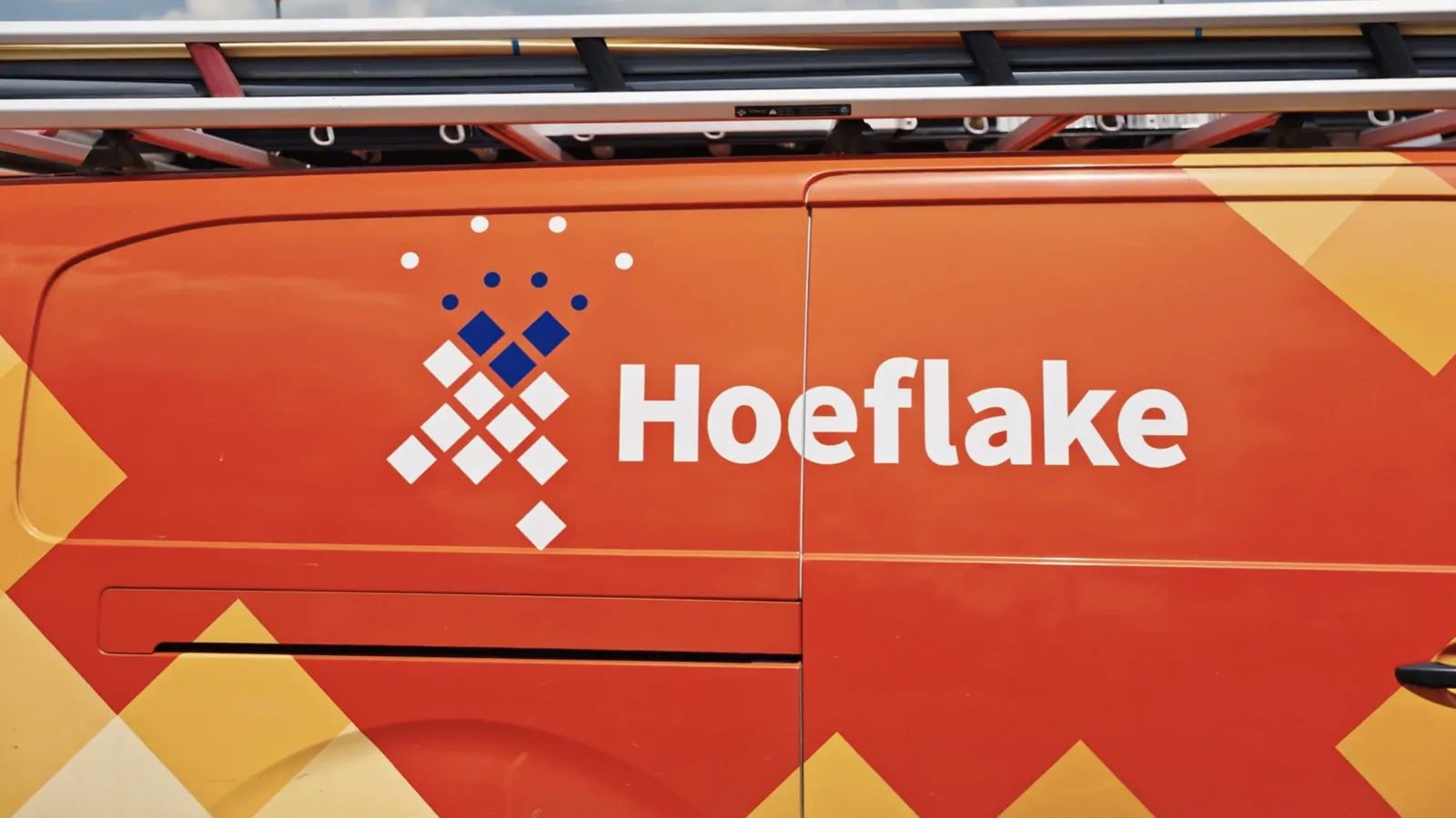 Hoeflake-logo op een oranje bedrijfsbus