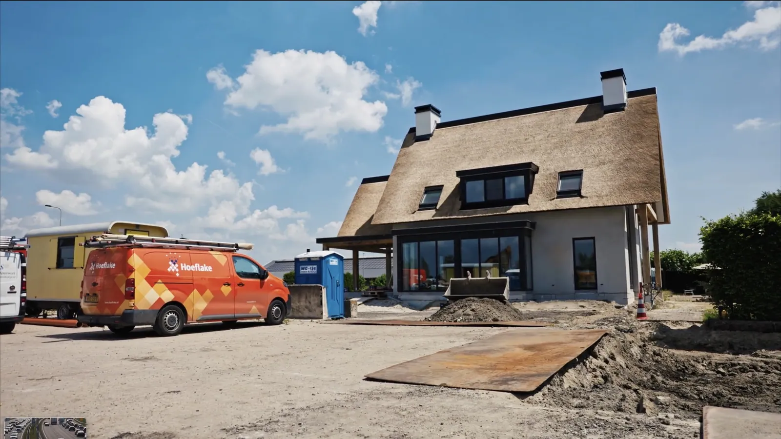 Hoeflake-bus bij een villa in aanbouw