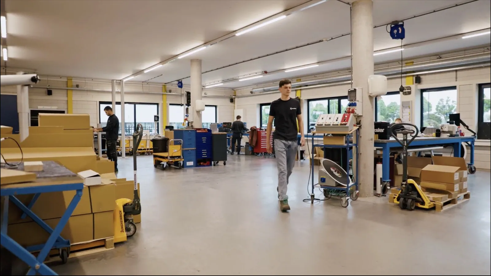 Medewerkers aan het werk in de werkplaats