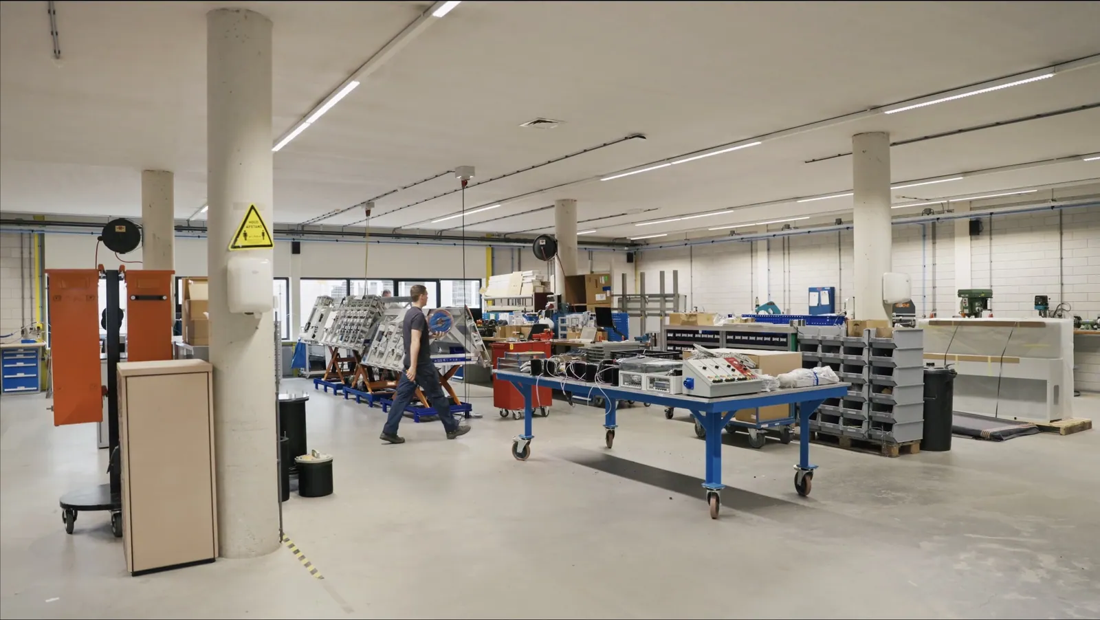 Ruime werkplaats met werkbanken en kasten in opbouw